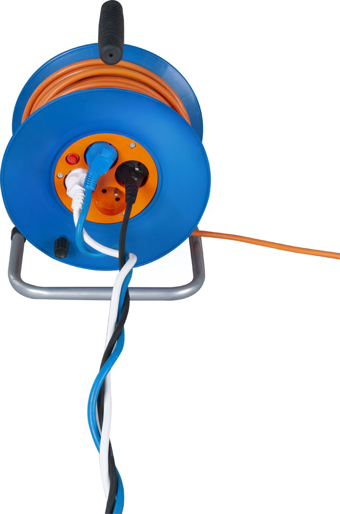 Zamotání zapojených kabelů do bubnu s rotujícími zásuvkami. Foto: Narex
